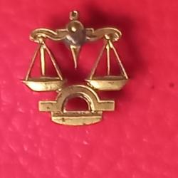 rare ancien  pin's BALANCE  doré à l'or fin