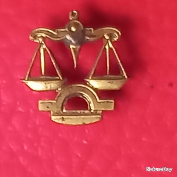 rare ancien  pin's BALANCE  dor  l'or fin