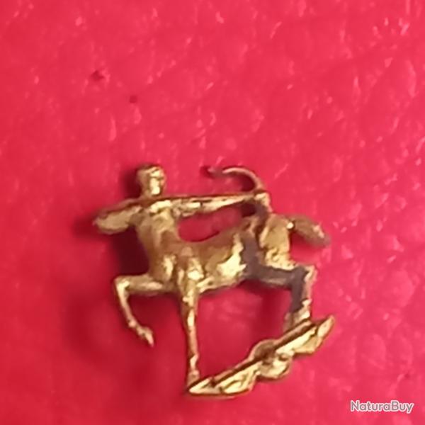 rare ancien  pin's SAGITTAIRE  dor  l'or fin