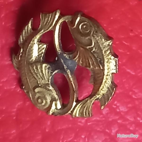 rare ancien  pin's ASTROLOGIQUE  POISSON  dor  l'or fin