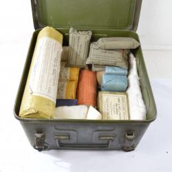 Caisse / trousse de secours Armée Française pour véhicule. Grand modèle. Indochine Algérie.