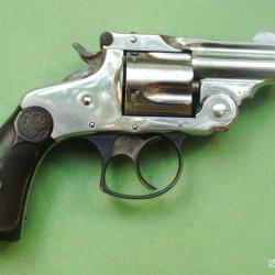 Revolver Smith & Wesson cat D cal 38 S&W, canon 2 pouces, nickelé en superbe état.