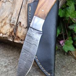 Skinner Couteau de Chasse Damas Lame 256 Couches Manche Bois Olivier Fabric Artisanale Etui Cuir