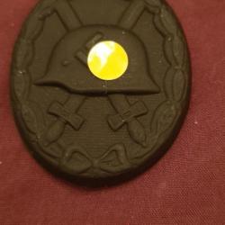 Badge blessé noir A25