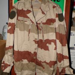 VESTE CAMOUFLEE DE COULEUR SABLE  DE L'ARMEE FRANCAISE  , VELCRO SUR LES MANCHES POUR METTRE PATCH ,