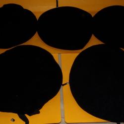 LOT DE 5 BERETS MILITAIRES  DE L'ARMEE FRANCAISE ,TAILLE  55 A 58  ,  ETAT  VOIR PHOTOS . POUR TOUT