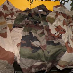LOT DE 3 CHEMISETTES AVEC CAMOUFLAGE FEUILLAGE ET SABLE DE L'ARMEE FRANCAISE , TAILLE 39-40  SOIT M