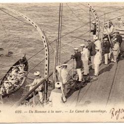 CPA- Marine Militaire - UN HOMME A LA MER CANOT DE SAUVETAGE MARINE  N°3030