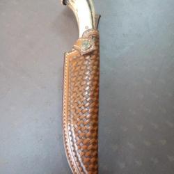 Couteau forgé par Daniel vally manche bois de cerf américain etui cuir sur coque en bois