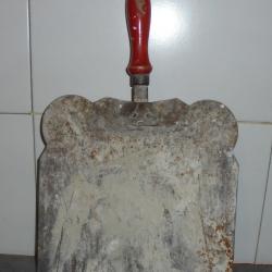 ANCIEN PELLE à CHARBON en FER MANCHE en BOIS - RAMASSE BOURRIER - DECO CHEMINEE