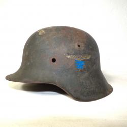 COQUE DE CASQUE ALLEMAND -WW2- DANS SA PATINE - PEINTURE D'ORIGINE LUFTWAFFE  INSIGNE à # 90%