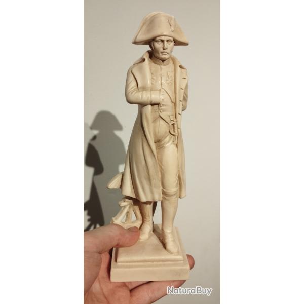 Statuette de Napolon signe A. Santini - rsine imitation ivoire - vintage