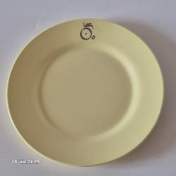 Assiette de collection Coraline en mélaminé , 203, avec le logo les petits chariots, l'IEM valençay