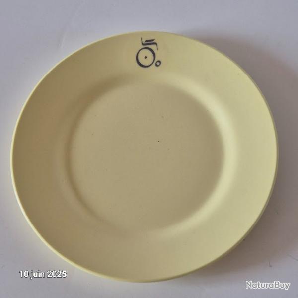 Assiette de collection Coraline en mlamin , 203, avec le logo les petits chariots, l'IEM valenay
