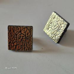 Une paire de Boutons de manchettes des années 80,  neuve, en matière synthétique