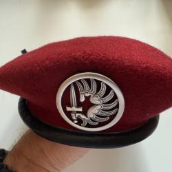 Béret rouge parachutiste