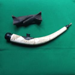 Pipe en os sculptée ancienne avec son socle en bois exotique sculpté