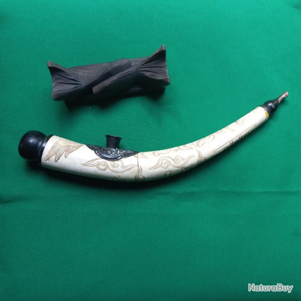 Pipe en os sculpte ancienne avec son socle en bois exotique sculpt