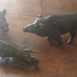 Ensemble de trois sangliers en bronze.