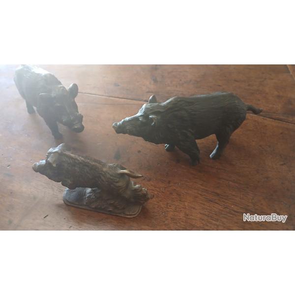 Ensemble de trois sangliers en bronze.
