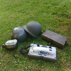 Lot militaria casque téléphone gourde