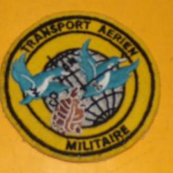 TISSU   TRANSPORT AERIEN MILITAIRE ,  BON  ETAT VOIR PHOTOS  . POUR TOUT RENSEIGNEMENT ME CONTACT