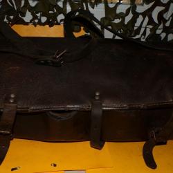 SACOCHE EN CUIR POUR OUTILS DE TYPE MONTEUR DE LIGNE DE L'ARMEE FRANCAISE , A NOTER IL MANQUE L'ATTA