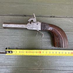 Pistolet 2 coups poudre noire ancien gravé