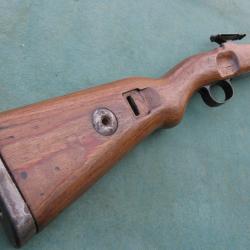 Bois de fusil Mauser avec boitier de chargeur et garnitures ,bagues embouchoir et hausse au mème No