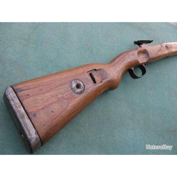 Bois de fusil Mauser avec boitier de chargeur et garnitures ,bagues embouchoir et hausse au mme No