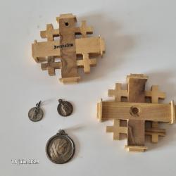Lot de 2 croix de jérusalem et 3 médailles religieuses françaises, Bonsecours, Chartres, Marie
