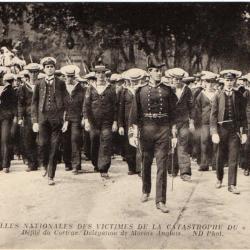 CPA - Marine Militaire- FUNERAILLES VICTIMES CATASTROPHE CUIRASSE LIBERTE MARINS ANGLAIS EXMO-N°3135