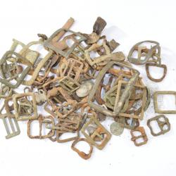 Lot de boucles anciennes. Pièces de terrain. Romain ? Empire ? Première Guerre Mondiale ? 800gr