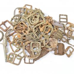 Lot de boucles anciennes. Pièces de terrain. Romain ? Empire ? Première Guerre Mondiale ? 1kg