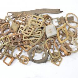 Lot de boucles anciennes. Pièces de terrain. Romain ? Empire ? Première Guerre Mondiale ? 1,2kg