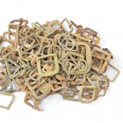Lot de boucles anciennes. Pièces de terrain. Romain ? Empire ? Première Guerre Mondiale ? 1,1kg