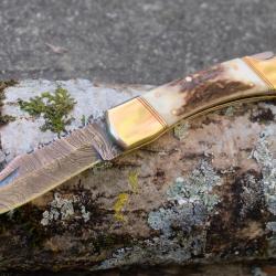 Couteau Damas Lame 128 Couches Clip Point Manche Bois de Cerf Dos Guilloché Fab Artisanale Lockback