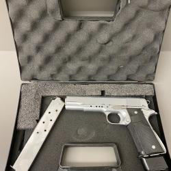 Pistolet COLT MKIV/ SERIES 70'S, calibre 45 acp avec 2 chargeurs grande capacité et mallette