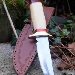Poignard Puukko Couteau Lame Acier Carbone 1055 Trailing Point Manche Os Fab Artisanale Etui Cuir 00