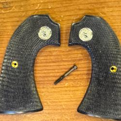 Plaquettes pour colt bisley tout calibre. avec médaillon colt.