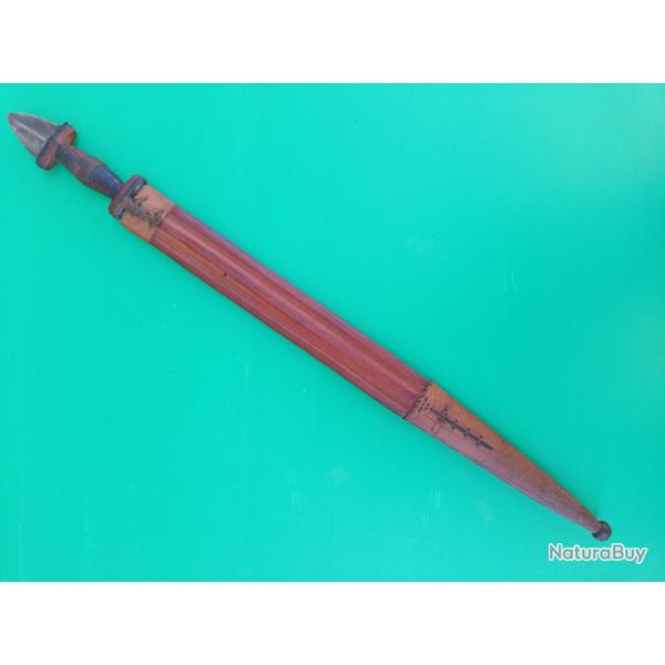 ANCIENNE EPEE  TOUAREG  AVEC FOURREAU CUIR  EPAIS  .  POIGNEE  POINTE  ACIER  SUR LE DESSUS  .655mm