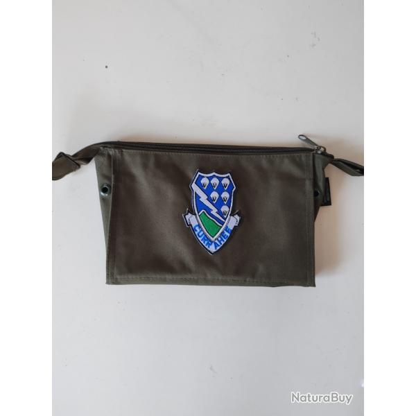 TROUSSE DE TOILETTE AVEC INSIGNE "CURRAHEE"