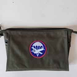 TROUSSE DE TOILETTE AVEC INSIGNE "PARA"