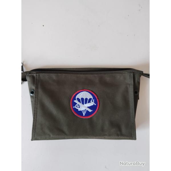 TROUSSE DE TOILETTE AVEC INSIGNE "PARA"