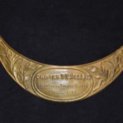PLAQUE CASQUE ADRIAN D'UN ARTILLEUR "SOLDAT DE LA GRANDE GUERRE 1914-1918"-CANONNIER DUMOLLAND.