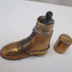 rare briquet de poilu en forme de brodequin  trés bel état