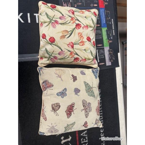 lot de deux coussins papillon et tulipes encore neuf enchre