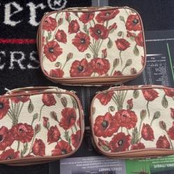 lot de trois trousse de toilette de taille différentes motif coquelicot destockage