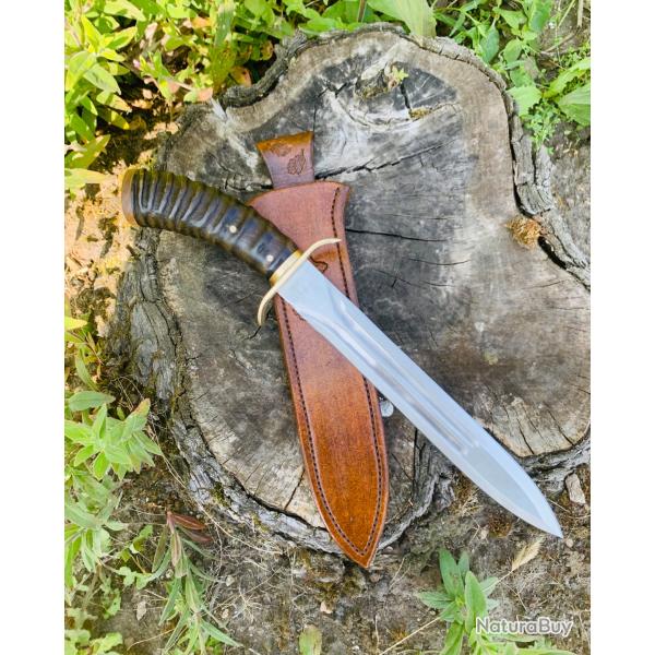 dague de chasse d'artisan / manche corne d'antilope , ronce de noyer / gravure sanglier