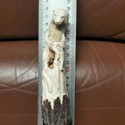 Sculpture statuette en bois de cerf réalisée à la main cabinet de curiosités scrimshaw